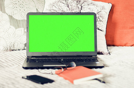 绿色屏幕笔记本电脑笔记本智能手机眼镜和对坏的笔图片