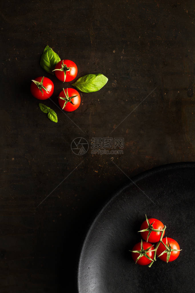 黑盘上的红樱桃番茄图片