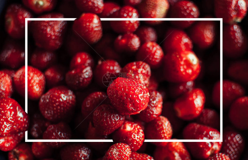 成熟多汁的草莓和带框的白色框架的创意布局布局模板春季夏季秋季结婚周年纪念邀请图片