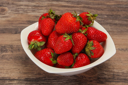 碗里甜美可口的草莓图片