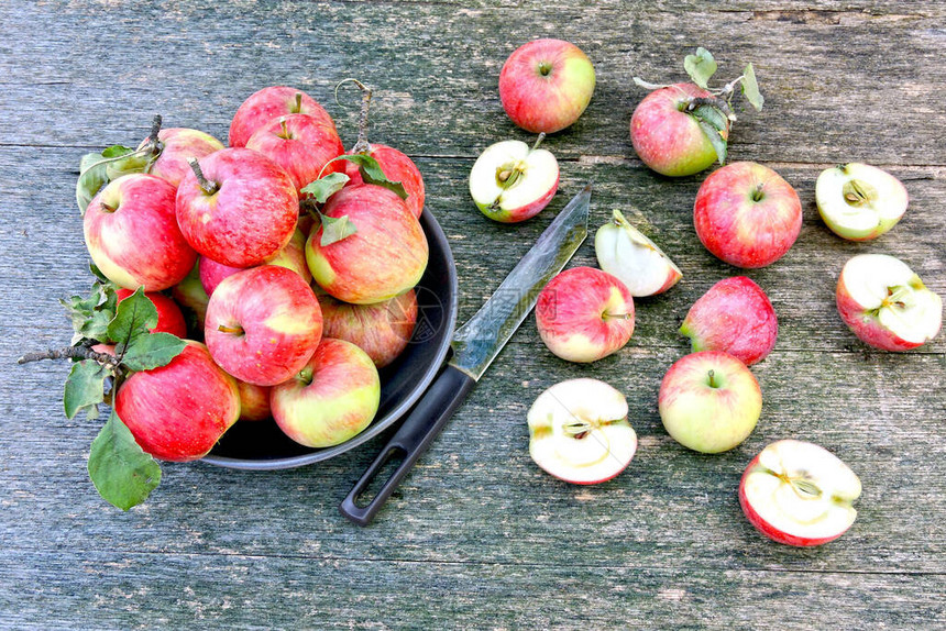 木质表面新鲜的多汁粉红苹果苹果收成苹果刚图片