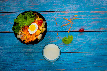 绿色新鲜蔬菜胡萝卜玉米和水果的健康蔬菜沙拉图片