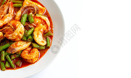 辣炒海鲜和长豆配红咖喱酱泰国菜图片
