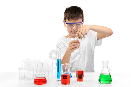 聪明的小男孩在做化学实验图片