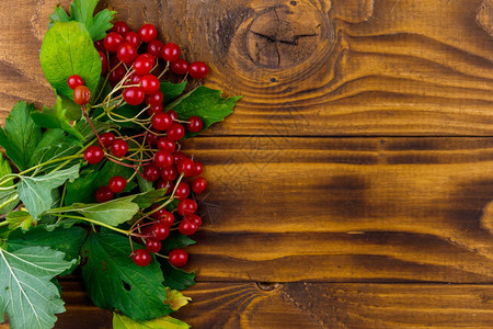木制桌上有绿色叶子的红生菜莓顶视图片
