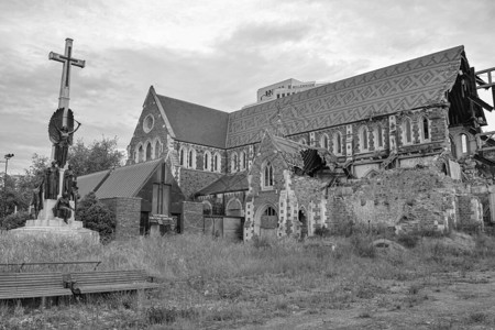 Christchurch在市中心有一个古老的教堂被最晚的土图片