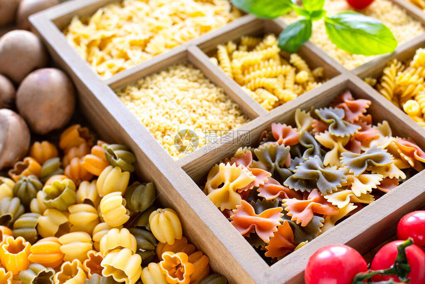 木盒中不同类型的意大利生面食全麦面食面食意大利面条意大图片
