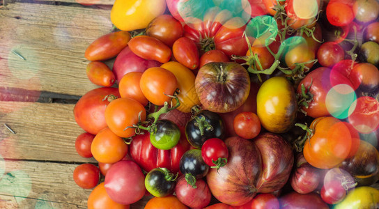 桌子上的红番茄木桌上的许多西红柿木桌上新鲜成熟的有背景图片