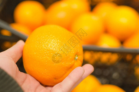 市场上的橙子制作果汁的精选橙子图片
