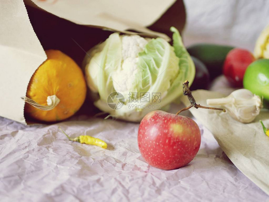浅背景的新鲜蔬菜水果和香料健康食品夏季节秋图片