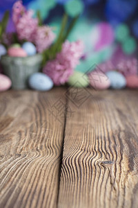 复活节背景郁金香和春花复活节鸡蛋果实木制桌糊面颜色布背景图片