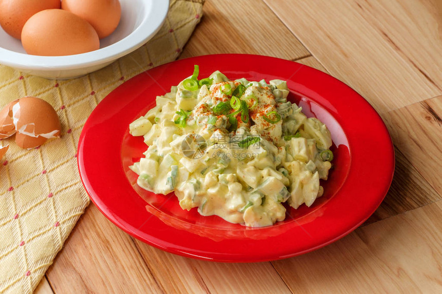 美式煮鸡蛋沙拉配芹菜配以葱和辣椒粉图片