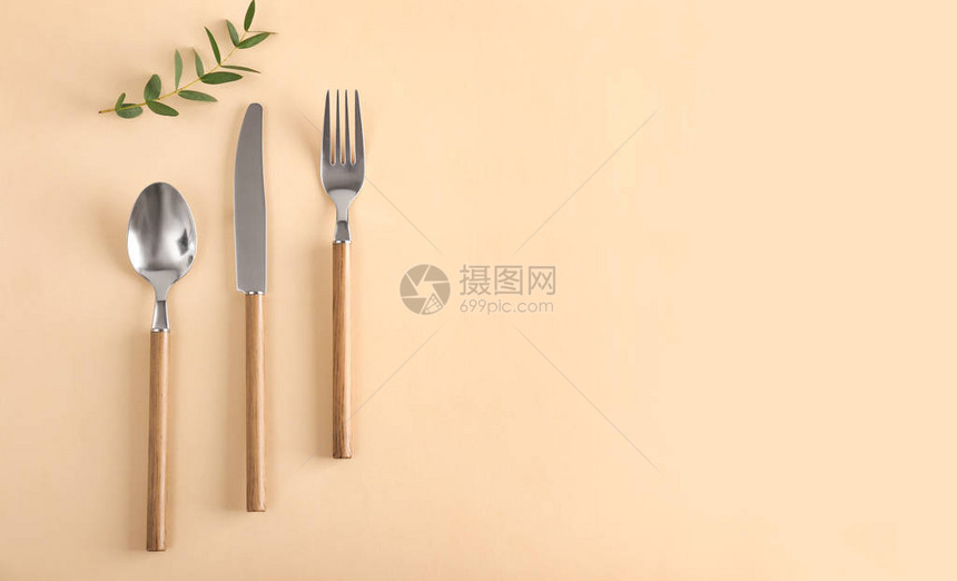 彩色背景上的银色餐具图片