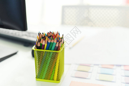 办公桌上配有计算机和彩色铅笔或为设计师服务台桌工作地点商业办公室背景图片