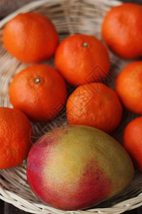 桌上的新鲜芒果和橘子图片