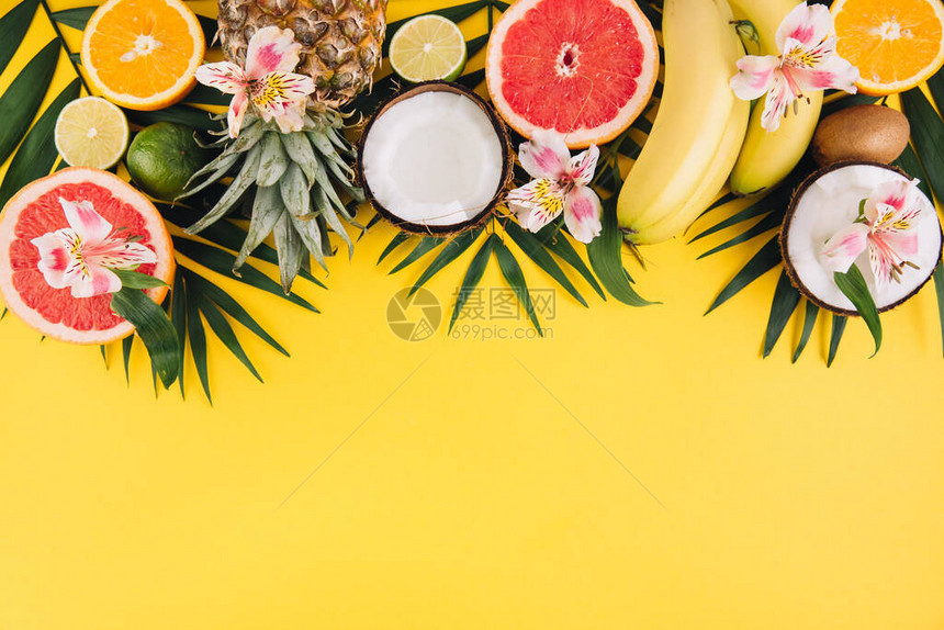 夏季水果热带棕榈叶菠萝椰子葡萄果橙色和粉红背景的香蕉图片