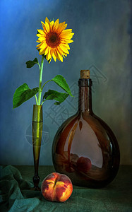 仍然带着向日葵的花朵大瓶子图片
