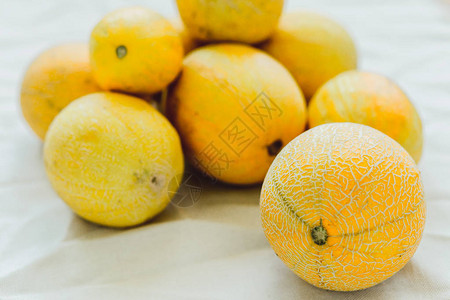 一群明亮的橙色甜瓜浆果季背景图片