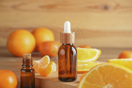 桌上的柑橘精油瓶背景图片