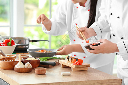 亚洲厨师一起在厨房做饭图片