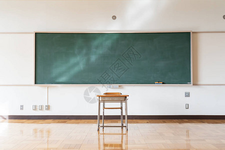 一张日本小学教室的黑板和书桌图片