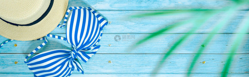 蓝木背景的泳衣和海滩饰物图片