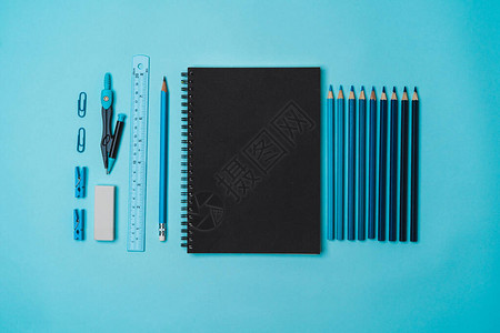 文具蓝色背景上的书铅笔尺子图片