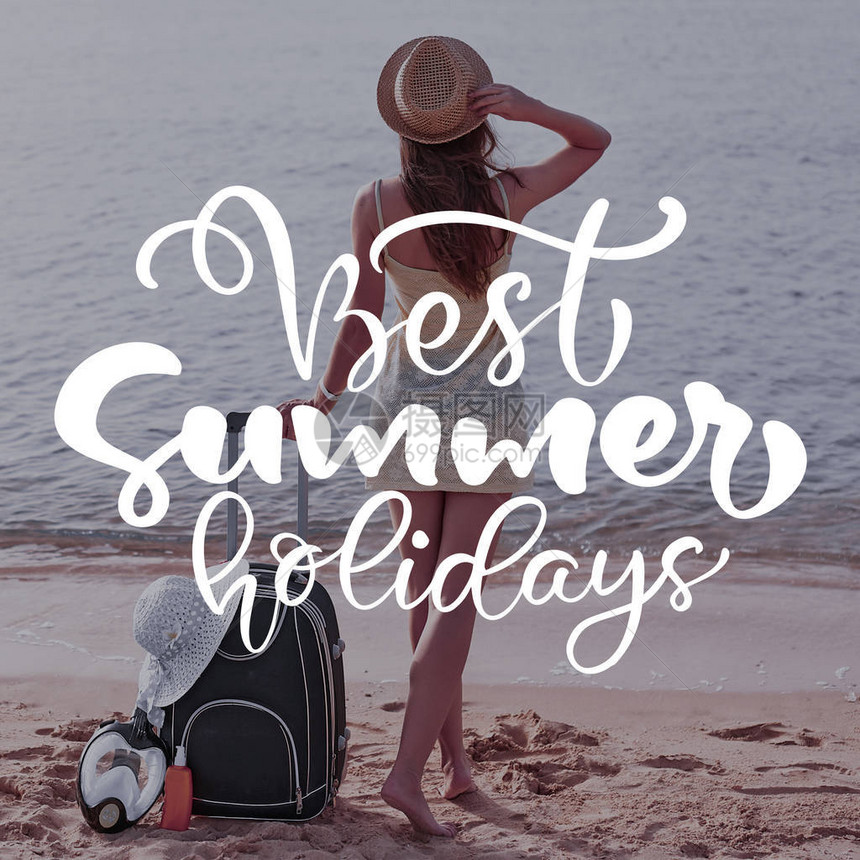 女人带着手提箱留在海滩上社交网络instagram故事的模板手绘动机报价文本照片上的最佳暑假图片