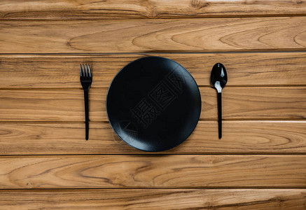 用勺子和叉子的盘子放图片