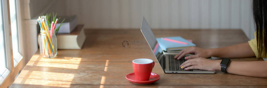 年轻女大学生用空白屏幕笔记本电脑文具和咖啡杯做作图片