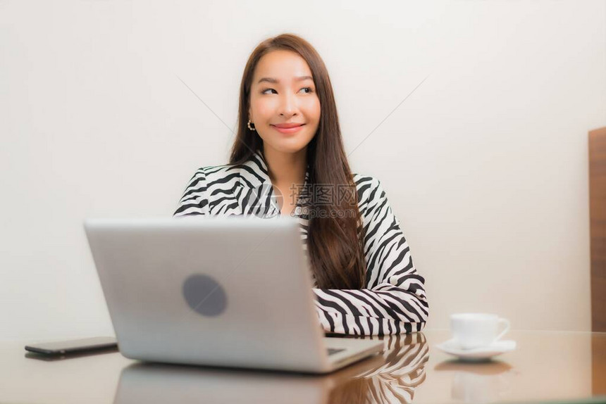 美貌丽的年轻女士在会议室工作桌上使用电图片