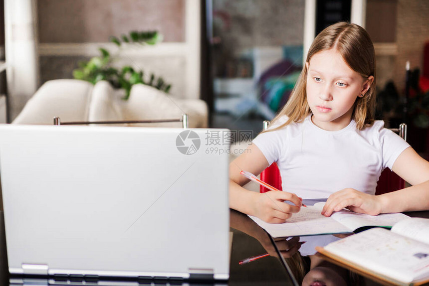一个女孩在笔记本电脑显示器上观看视频课程图片