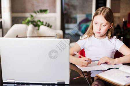 一个女孩在笔记本电脑显示器上观看视频课程大学高清图片素材
