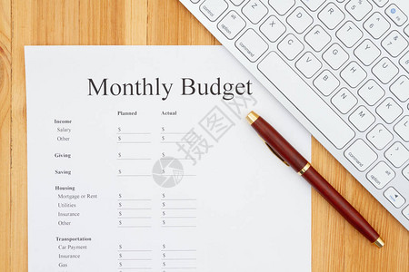 创建在线月度预算和木制办公桌背景图片