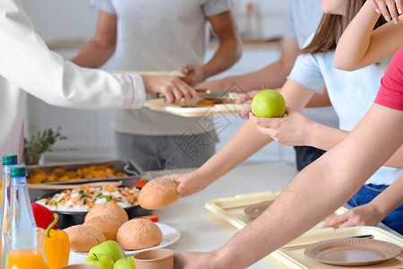 学生到学校食堂吃午饭图片