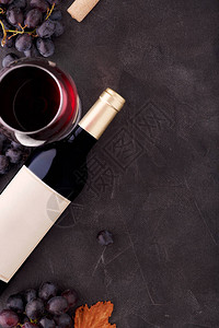 红葡萄酒和葡萄葡萄酒和葡萄在老式设置与木桌上的软图片
