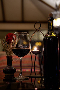 木桌背景上的红酒杯背景图片