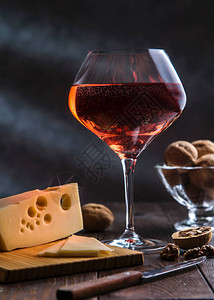 一杯玫瑰红酒Maasdam奶酪和深图片