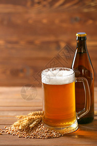 酒瓶和一杯好喝的啤酒图片
