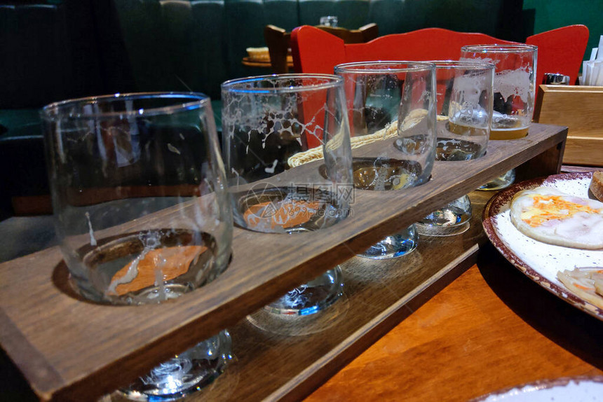 啤酒后的空眼镜组啤酒吧图片