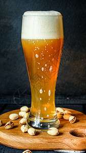 含泡沫菜单概念的无过滤冷饮啤酒轻啤酒图片