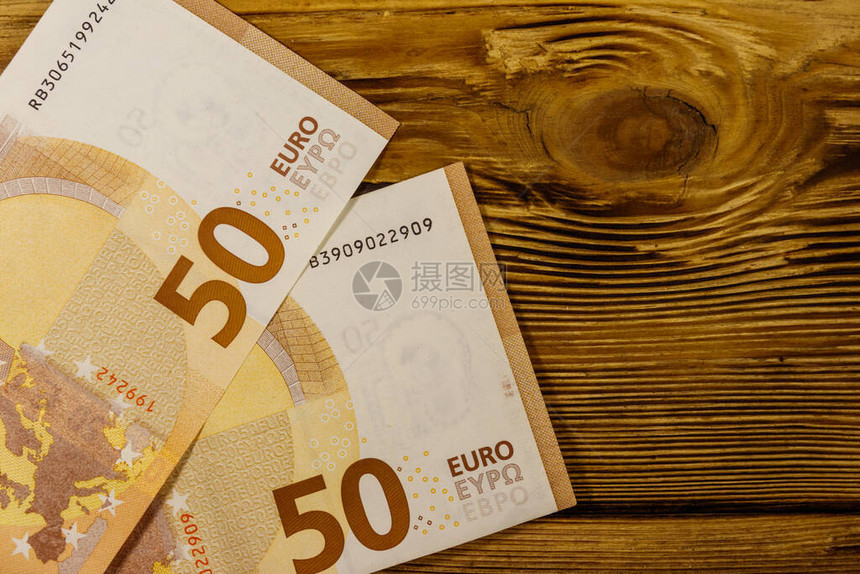 50欧元纸币的木制背景顶视图图片