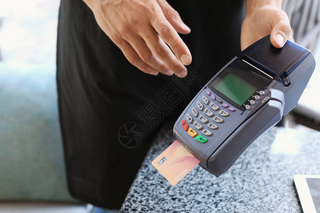 在咖啡馆有付款终端和信用卡的背景图片