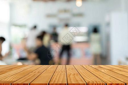 木质桌顶有咖啡店背景的模糊人物背景图片
