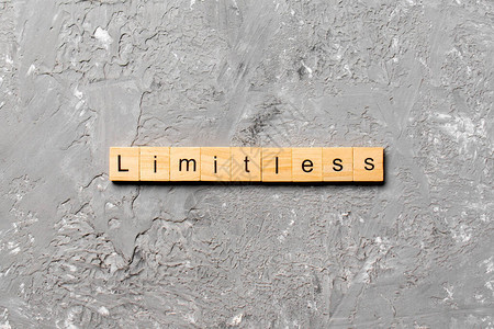 在木块上写出无限的单词水泥桌上有无限的文字来表达你的图片