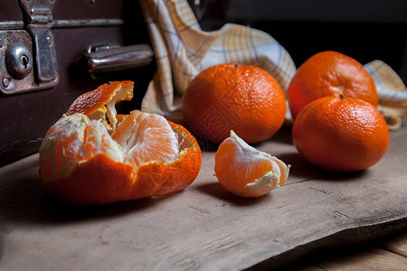 几个未去皮的全鲜橙橘子或橙子橘子柑桔柑橘类水果背景图片