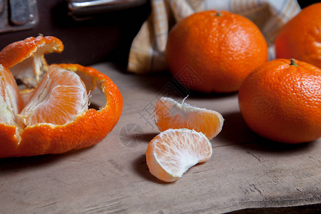几个未去皮的全鲜橙橘子或橙子橘子柑桔柑橘类水果背景图片