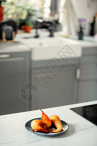 厨房桌子上的焦糖梨图片