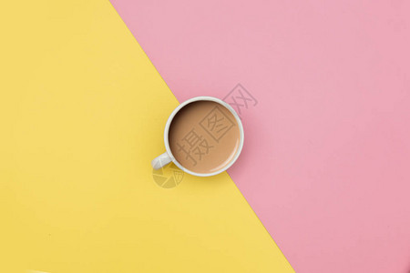 黄色和粉红色背景的牛奶咖图片