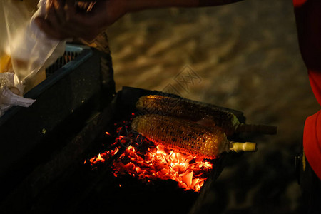 木炭烤玉米典图片